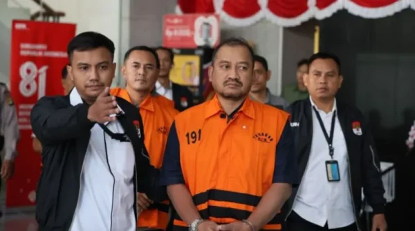 KPK Tahan Bupati Pemalang Anom Widiyantoro